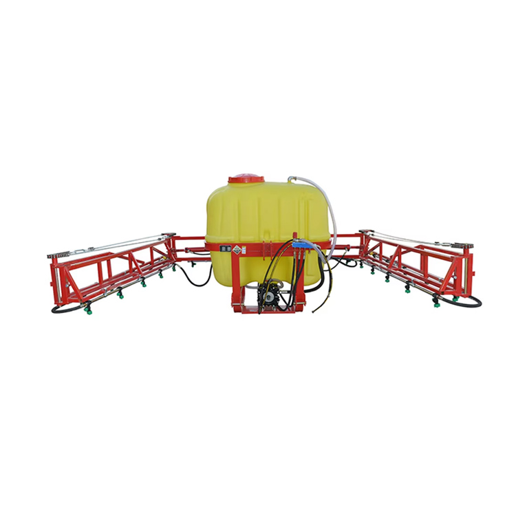 Ang traktor ay nagpapatakbo ng boom sprayer